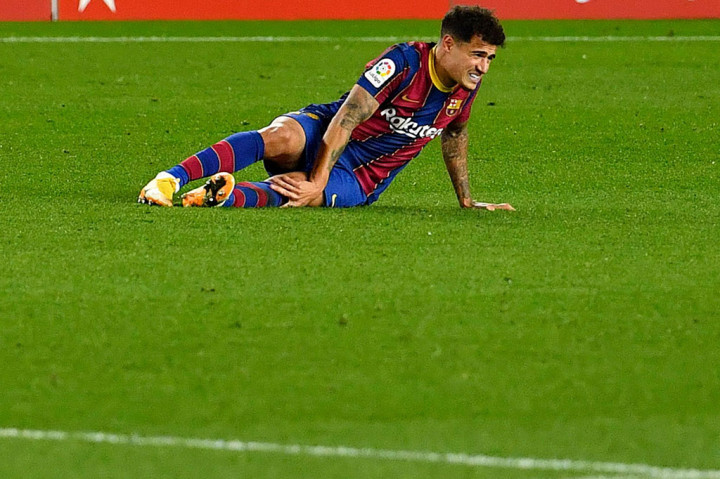 elandang Barcelona Philippe Coutinho telah sukses menjalani operasi lutut kiri, yang akan membuatnya absen selama sekitar tiga bulan.
