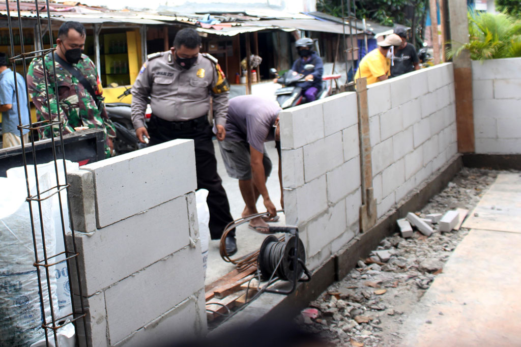 Pembanguan pos 3 pilar di kawasan Petamburan, Tanah Abang, Jakarta Pusat, terus dilakukan, Sabtu, 2 Januari 2021. Pengerjaan ditargetkan rampung dalam beberapa hari ke depan.