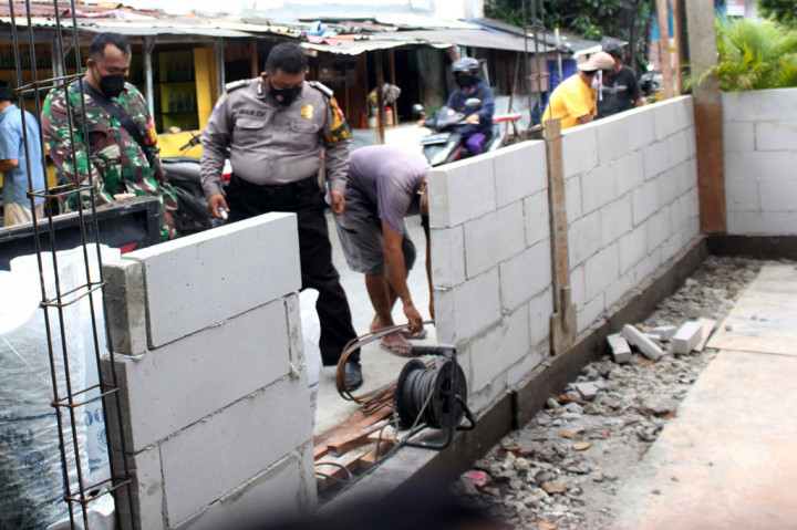 Pembanguan pos 3 pilar di kawasan Petamburan, Tanah Abang, Jakarta Pusat, terus dilakukan, Sabtu, 2 Januari 2021. Pengerjaan ditargetkan rampung dalam beberapa hari ke depan.