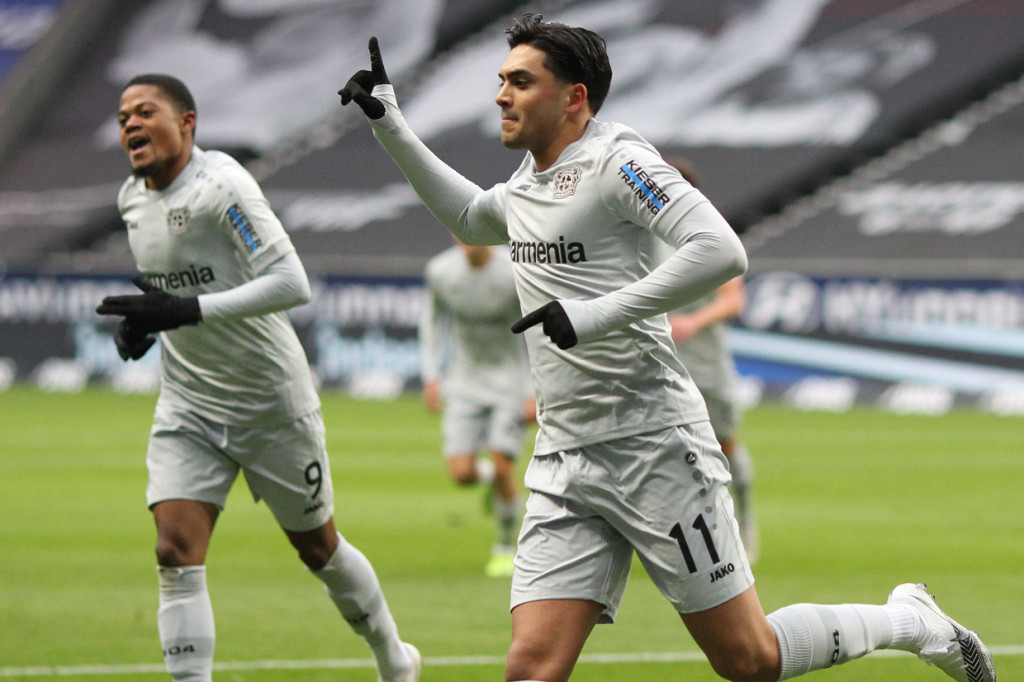 Menerima umpan terobosan Florian Wirtz di kotak penalti, Nadiem Amiri dengan cerdik mengirim bola ke gawang Frankfurt dengan tumitnya, memperdaya Kevin Trapp. 1-0 untuk tim tamu.