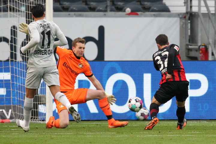 Tuan rumah menyamakan kedudukan 12 menit berselang ketika Amin Younes menyusup ke belakang pertahanan Leverkusen, untuk kemudian memanfaatkan assist Djibril Sow menjadi gol.