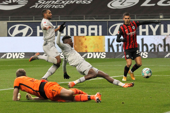 Di babak kedua, Frankfurt berbalik unggul di menit ke-54. Daichi Kamada mengirim bola ke kotak penalti Leverkusen, dan coba dihalau oleh Edmond Tapsoba. Malang bagi bek Burkina Faso itu, bola malah bergulir ke gawang sendiri.