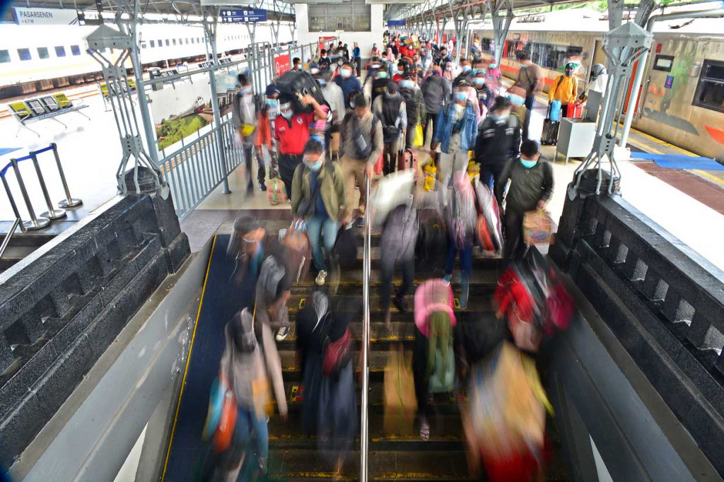 Penumpang Kereta Api Kertajaya tiba di Stasiun Pasar Senen, Jakarta.