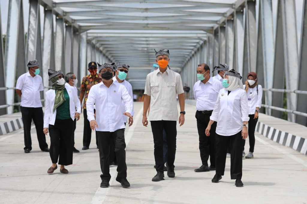 Gubernur Jawa Tengah Ganjar Pranowo bersama tiga menteri Jokowi yakni Mensesneg Pratikno, Menhub Budi Karya Sumadi dan Menteri PUPR Basuki Hadimuljono meresmikan Jembatan Terusan Bojonegoro-Blora (TBB).