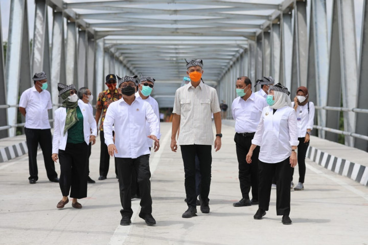 Gubernur Jawa Tengah Ganjar Pranowo bersama tiga menteri Jokowi yakni Mensesneg Pratikno, Menhub Budi Karya Sumadi dan Menteri PUPR Basuki Hadimuljono meresmikan Jembatan Terusan Bojonegoro-Blora (TBB).