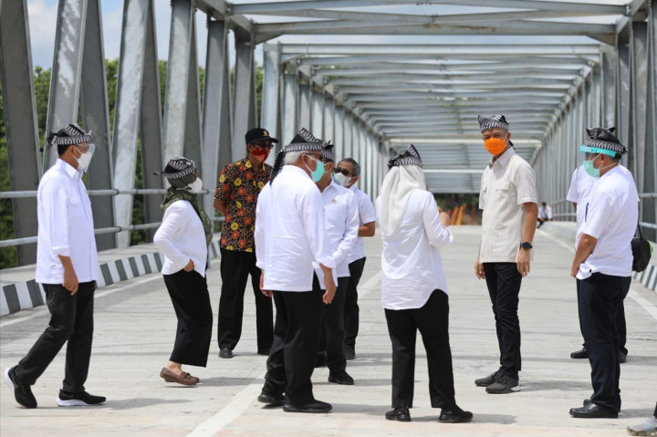 Jembatan itu menghubungkan wilayah Bojonegoro tepatnya di Desa Luwih Haji Kecamatan Ngraho dengan Kabupaten Blora tepatnya di Desa Medalem Kecamatan Kradenan. 