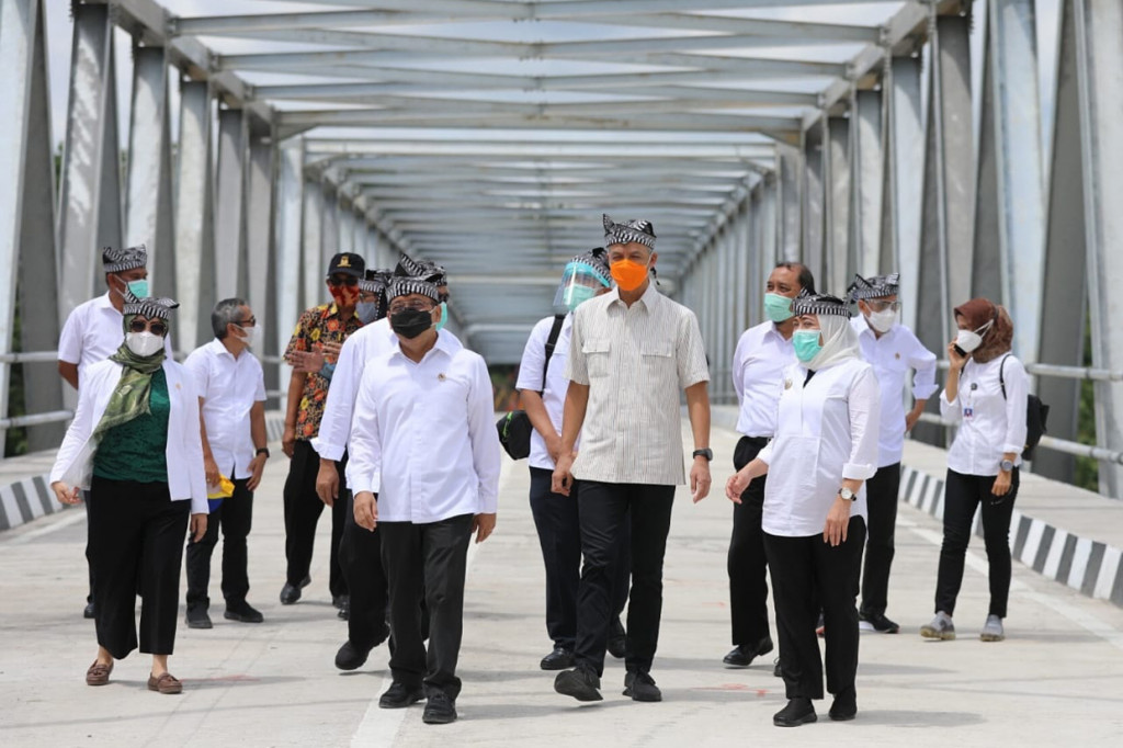 Pembuatan jembatan itu menghabiskan anggaran sekitar Rp97,5 miliar atas kerjasama antara Pemkab Blora dan Bojonegoro itu. 