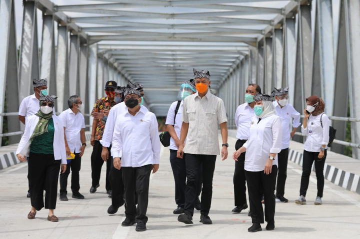 Pembuatan jembatan itu menghabiskan anggaran sekitar Rp97,5 miliar atas kerjasama antara Pemkab Blora dan Bojonegoro itu. 