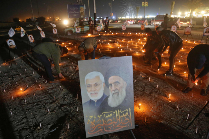 Sekelompok massa memberikan penghormatan kepada mendiang jenderal tertinggi Iran tersebut. Kematiannya menimbulkan duka mendalam serta kemarahan bagi warga Iran dan Irak.
