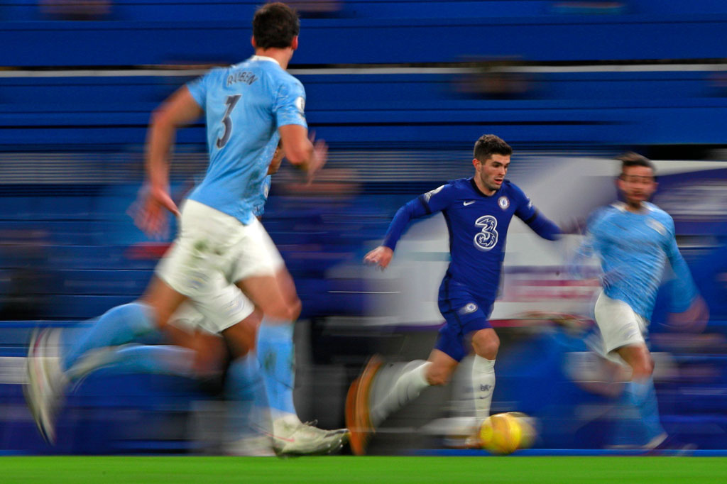 Chelsea berusaha membalas. Sayang peluang Christian Pulisic yang sebelumnya melakukan kerja sama umpan satu dua sentuhan bersama Timo Werner berhasil dihalau John Stones.