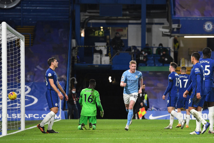 Tim tamu justru memperlebar keunggulan setelah De Bruyne menyambar bola muntah hasil tembakan Raheem Sterling yang membentur tiang gawang pada menit ke-34. Skor 3-0 bertahan hingga jeda.