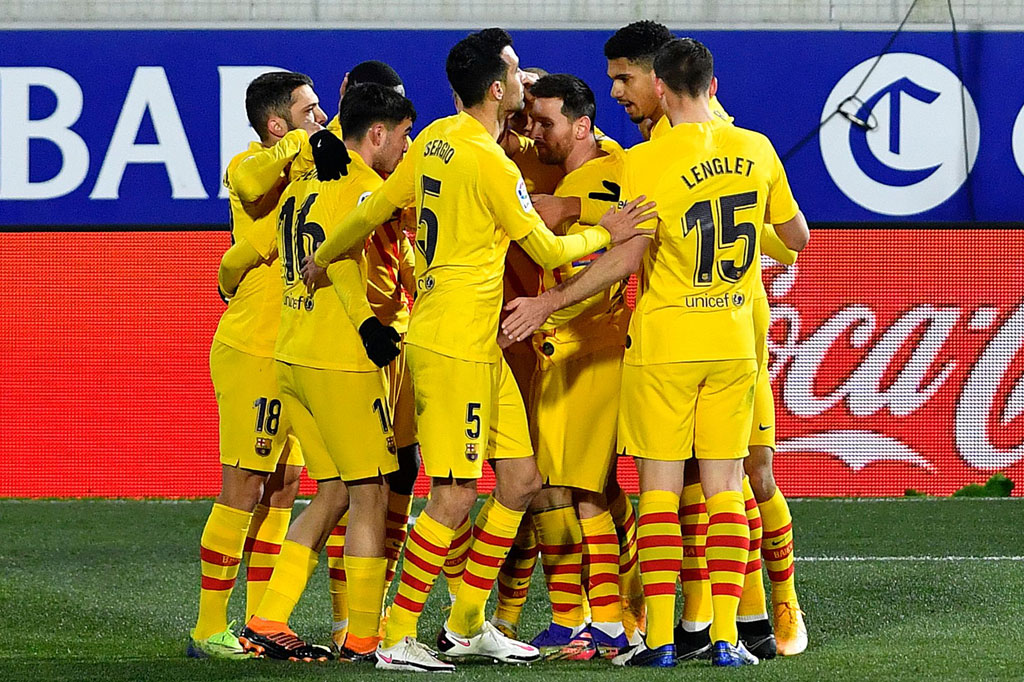 Barcelona berhasil mengalahkan tim juru kunci Huesca dengan skor tipis 1-0, saat Lionel Messi mencapai tonggak 500 laga di kasta tertinggi Liga Spanyol dalam pertandingan di El Alcoraz, Senin, 3 Januari 2021 malam WIB.