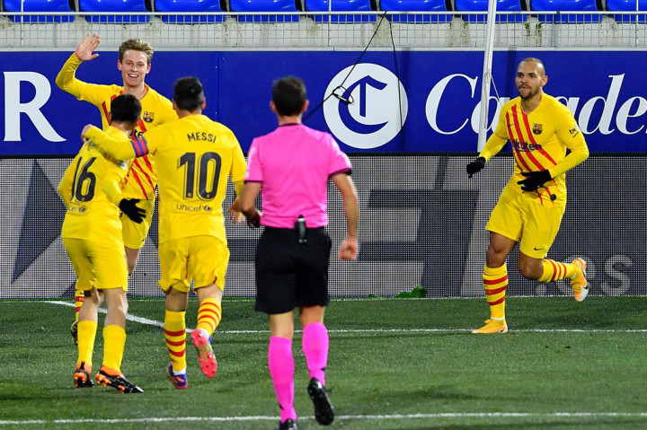 La Pulga menyisir sisi sayap kiri serangan Barcelona sebelum melepaskan umpan silang terukur yang diselesaikan sempurna oleh De Jong dengan tandukan.