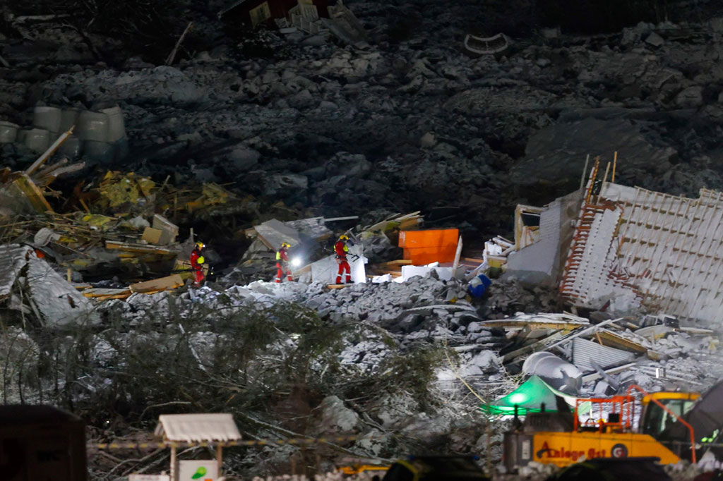 Tim SAR melakukan penyisiran di antara puing-puing bangunan rumah yang tertimpa longsor untuk mencari korban yang belum ditemukan di Ask, Gjerdrum, Norwegia, Senin, 3 Januari 2021 waktu setempat.