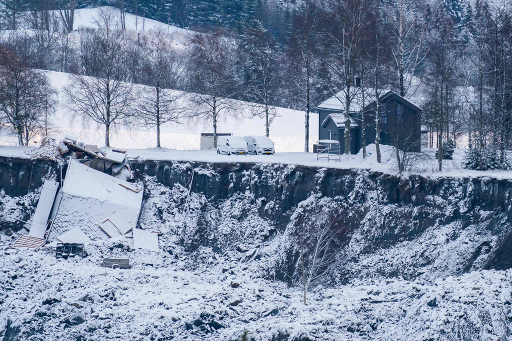 Juru bicara polisi Bjorn Christian Willersrud mengatakan kepada wartawan bahwa mereka berharap menemukan tiga lagi korban yang belum ditemukan. 