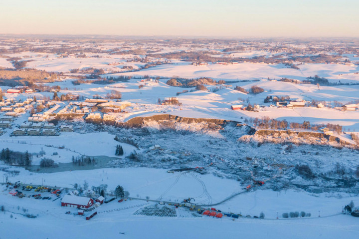 Lima dari korban yang ditemukan telah teridentifikasi, termasuk seorang wanita berusia lima puluhan dan putranya yang berusia 29 tahun, serta seorang pria berusia 40 tahun dan putrinya yang berusia dua tahun. Korban pertama yang ditemukan, pada 1 Januari, adalah pria berusia 31 tahun.