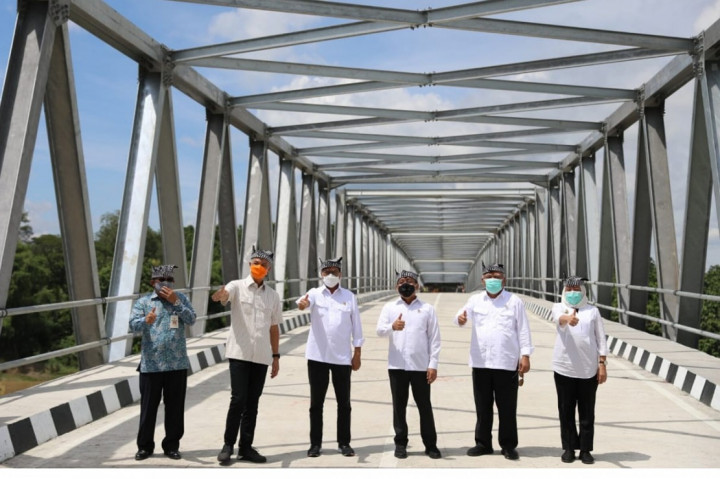 ubernur Jawa Tengah Ganjar Pranowo bersama tiga menteri Jokowi yakni Mensesneg Pratikno, Menhub Budi Karya Sumadi dan Menteri PUPR Basuki Hadimuljono meresmikan Jembatan Terusan Bojonegoro-Blora (TBB), Minggu, 3 Januari 2020.