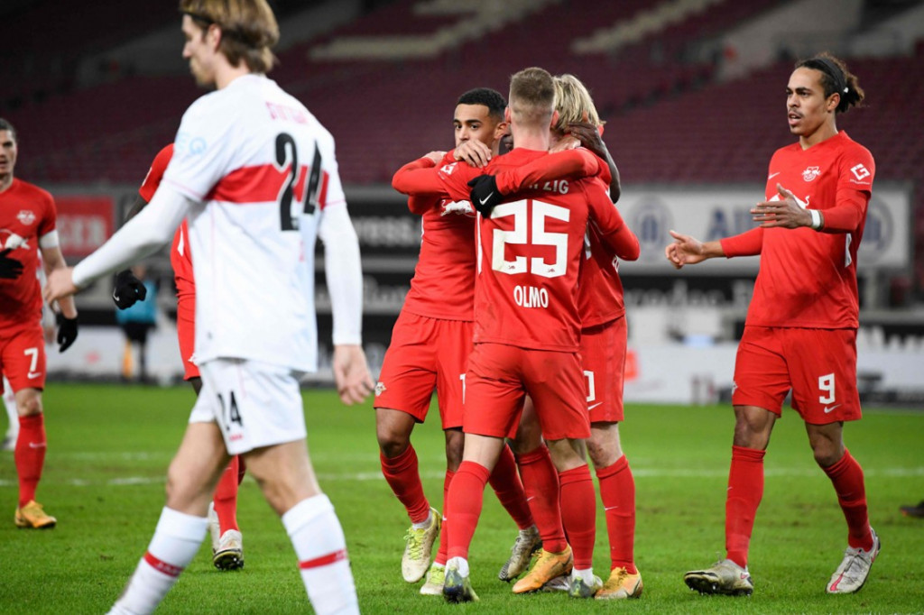 RB Leipzig berhasil menaklukkan VfB Stuttgart dengan skor 1-0 pada lanjutan Bundesliga di Stadion Mercedes-Benz-Arena, Minggu, 3 Januari 2021, dini hari WIB. Meski menang tipis, hasil tersebut sudah cukup untuk membuat Die Bullen naik ke puncak klasemen sementara. 