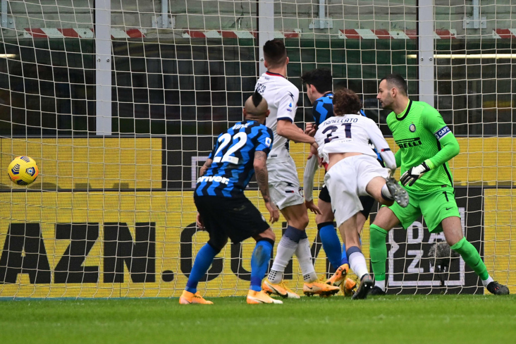 Inter VS Crotone imbang 2-2 di babak pertama. 