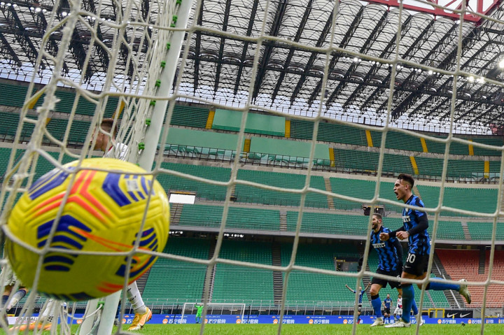 Martinez melakukan selebrasi usai mencetak gol ke gawang Crotone.