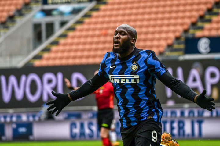 Romelu Lukaku melakukan selebrasi usai mencetak gol ke gawang Crotone.