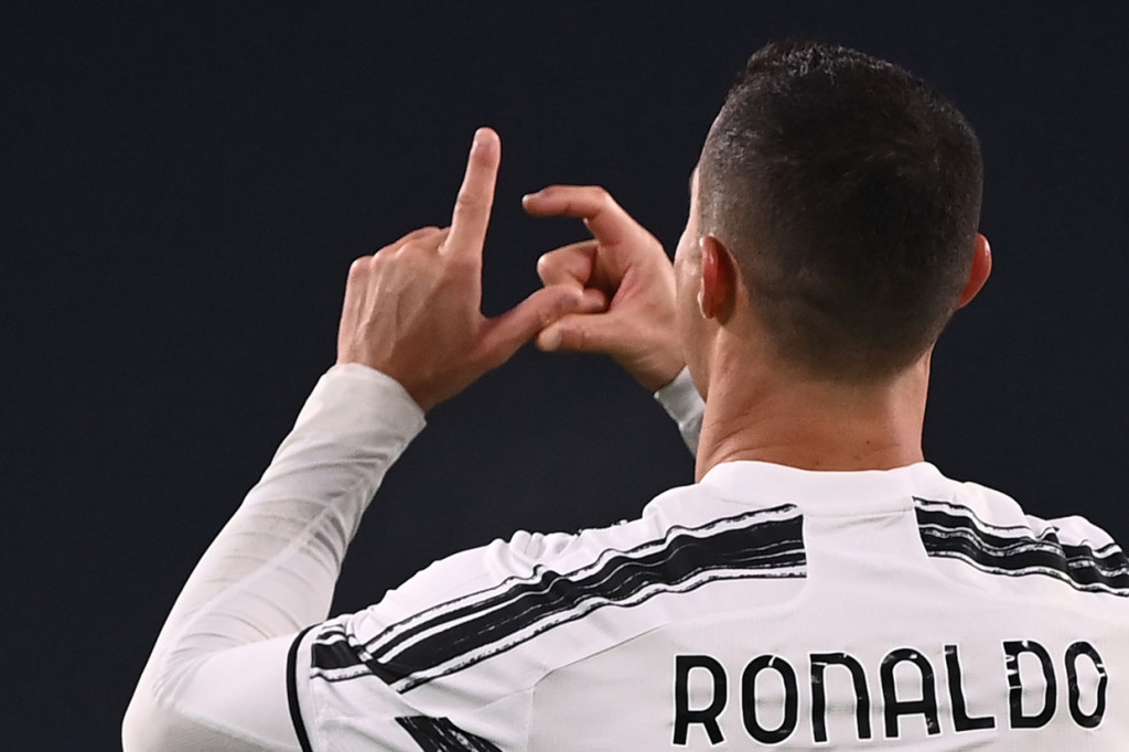 Megabintang 35 tahun itu memiliki 656 gol bersama empat tim, yakni Sporting Lisbon, Manchester United, Real Madrid, dan Juventus. Adapun 102 gol lainnya diciptakan Ronaldo ketika berseragam timnas Portugal.