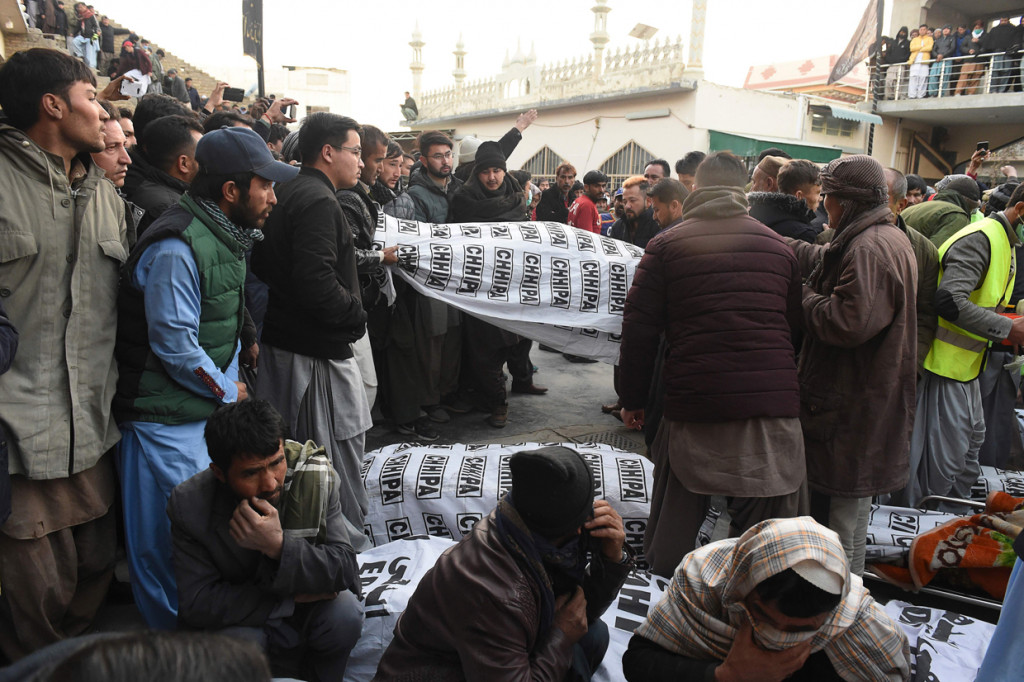 Moazzam Ali Jatoi, seorang pejabat polisi dan paramiliter di daerah itu, mengatakan para penyerang mengidentifikasi para penambang itu dari komunitas Syiah Hazara dan membawa mereka ke pegunungan terdekat untuk dibunuh, meninggalkan yang lain tanpa cedera.