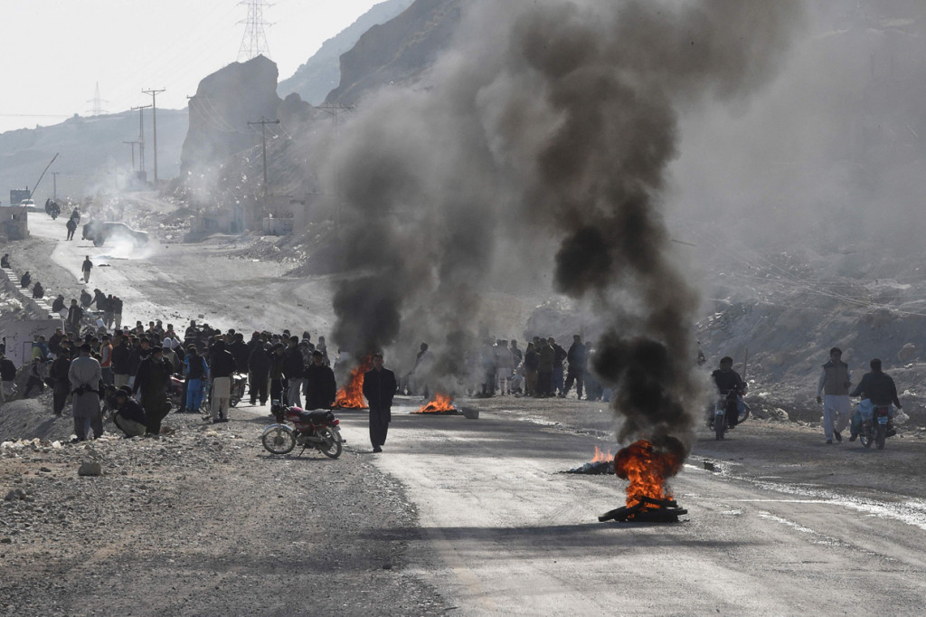 Berita pembunuhan dengan cepat menyebar di antara komunitas Hazara dan anggota turun ke jalan di Quetta dan sekitarnya untuk memprotes, memblokir jalan raya dengan membakar ban dan batang pohon. Pejabat menutup jalan yang terkena dampak unjuk rasa tersebut.