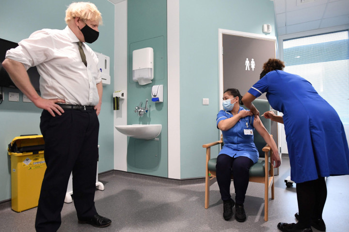Dilaporkan bahwa enam rumah sakit di Oxford, London, Sussex, Lancashire dan Warwickshire akan mulai memberikan suntikan vaksin Oxford-AstraZeneca pada Senin ini, dengan 530.000 dosis setiap penggunaan.