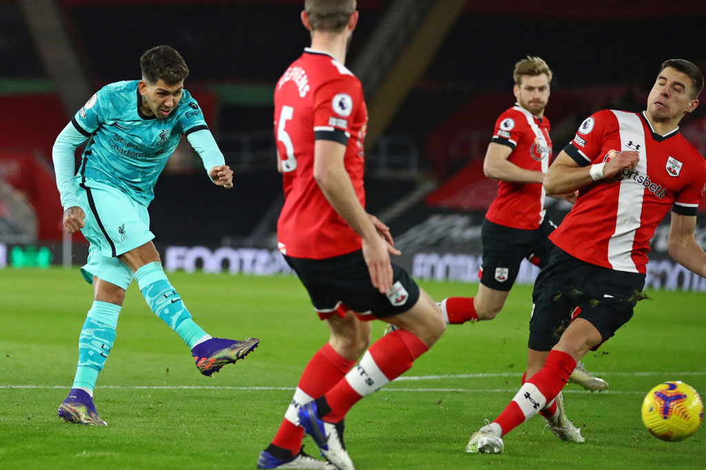 Liverpool memperoleh peluang untuk segera membalas pada menit kelima, tetapi tembakan Roberto Firmino masih menyamping dari gawang. Sejak itu Liverpool kemudian menghabiskan 45 menit pertama pertandingan tanpa sekalipun mencatatkan tembakan tepat sasaran.