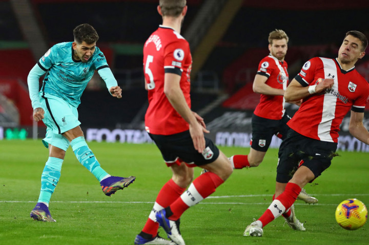 Liverpool memperoleh peluang untuk segera membalas pada menit kelima, tetapi tembakan Roberto Firmino masih menyamping dari gawang. Sejak itu Liverpool kemudian menghabiskan 45 menit pertama pertandingan tanpa sekalipun mencatatkan tembakan tepat sasaran.