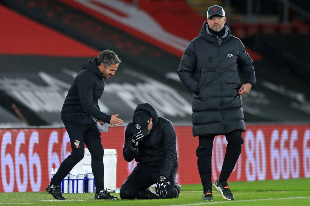 Ketika peluit tanda laga usai berbunyi, manajer Saints, Ralph Hasenhuettl, tampak bersimpuh di tepi lapangan karena membukukan kemenangan pertamanya atas Liverpool sejak menangani Southampton.
