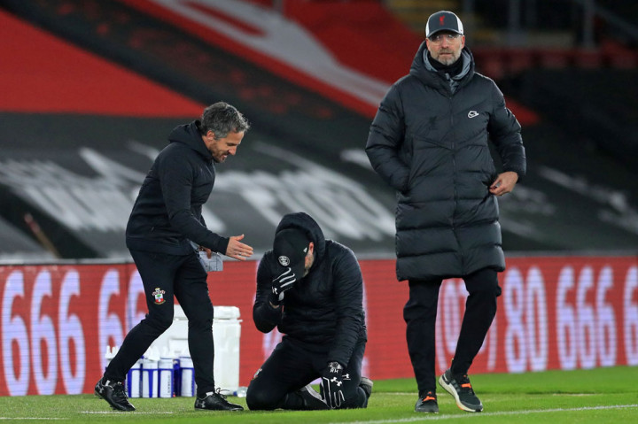 Ketika peluit tanda laga usai berbunyi, manajer Saints, Ralph Hasenhuettl, tampak bersimpuh di tepi lapangan karena membukukan kemenangan pertamanya atas Liverpool sejak menangani Southampton.