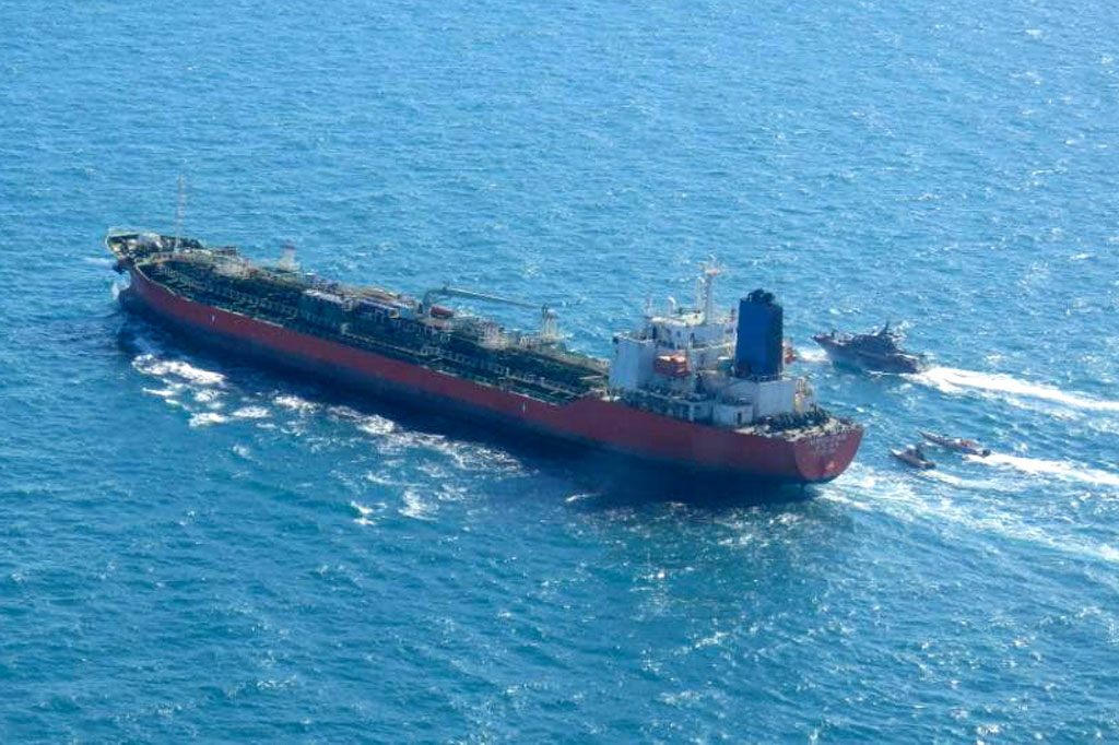 Pengawal Revolusi Iran telah menyita sebuah kapal tanker berbendera Korea Selatan dan 20 awak multinasionalnya di perairan Teluk karena melanggar hukum lingkungan. ABK yang ditangkap berasal dari Korea Selatan, Indonesia, Vietnam, dan Myanmar.