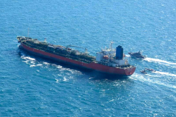 Pengawal Revolusi Iran telah menyita sebuah kapal tanker berbendera Korea Selatan dan 20 awak multinasionalnya di perairan Teluk karena melanggar hukum lingkungan. ABK yang ditangkap berasal dari Korea Selatan, Indonesia, Vietnam, dan Myanmar.