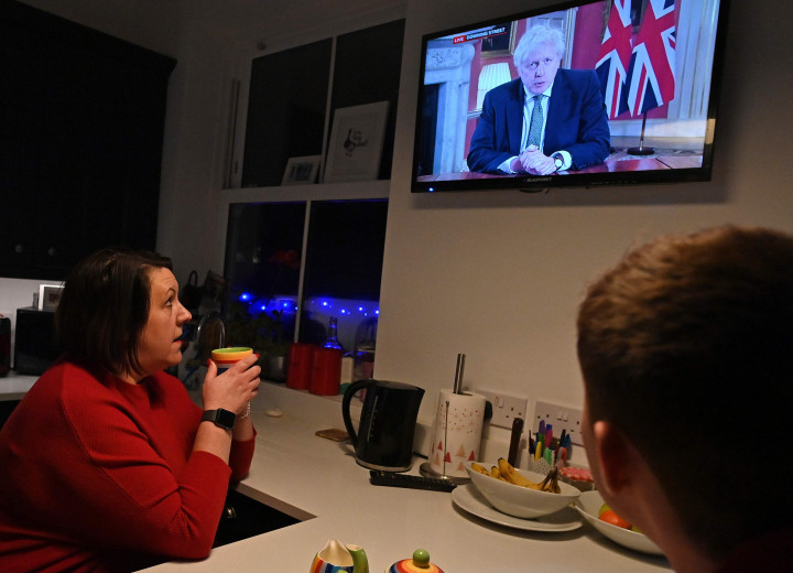 Johnson menyebutkan varian baru virus korona, yang lebih menular dan pertama kali diidentifikasi di Inggris serta telah bermunculan di banyak negara dan menyebar sangat cepat, sehingga tindakan itu perlu segera dijalankan guna membantu memperlambat penularan.