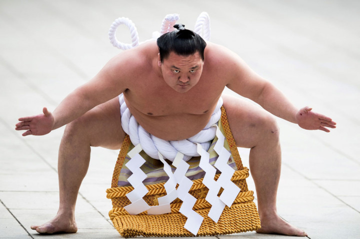Juru bicara Asosiasi Sumo Jepang (JSA) mengatakan, Hakuho menjalani tes polymerase chain reaction (PCR) setelah mengalami kehilangan bau pada hari Senin, 4 Januari 2021. 
