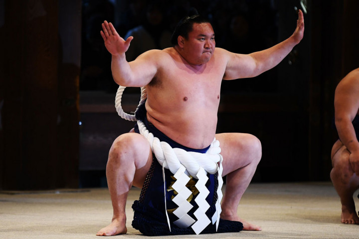 Sebelumnya, pesumo berusia 35 tahun kelahiran Mongolia yang telah memenangkan rekor 44 turnamen dan memegang peringkat tertinggi sumo yokozuna tersebut telah mempersiapkan diri untuk Turnamen Sumo Tahun Baru 15 hari, yang dimulai hari Minggu, 10 Januari 201 di Tokyo.