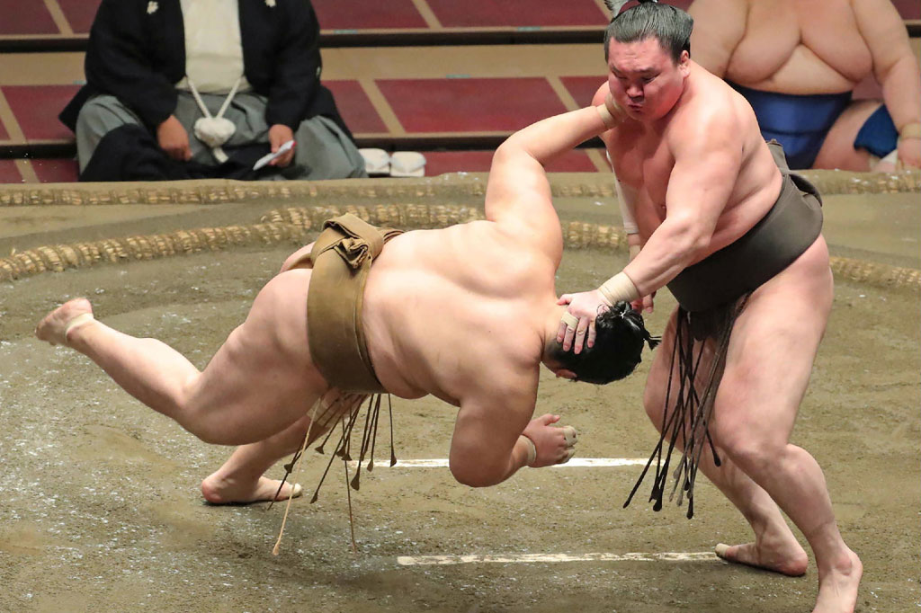 Namun infeksi covid-19 membuatnya tidak mungkin untuk bersaing di turnamen besar yang akan berlangsung hingga 24 Januari di aula Ryogoku Kokugikan Tokyo tersebut. Sementara juru bicara JSA mengatakan partisipasi Hakuho di turnamen tersebut masih belum diputuskan.
