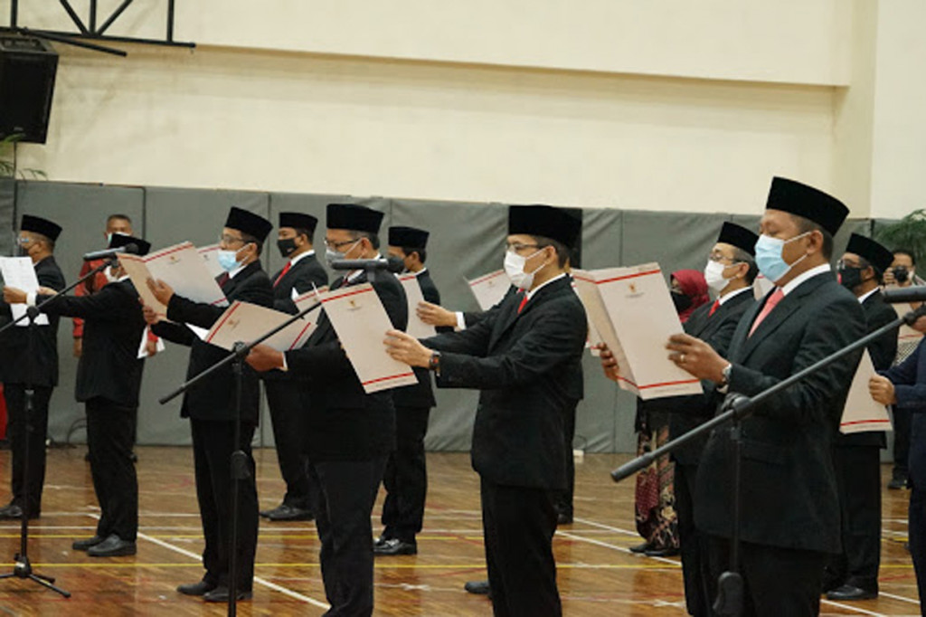 Dari 37 orang yang dilantik, enam di antaranya jenderal polisi.