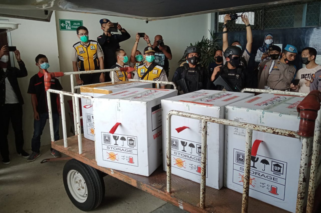 Ia mengatakan pada tahap pertama ini, Pemprov Kepulauan Babel menerima vaksin 6.280 tergabung dalam 4 koli. Tahap selanjutnya menyusul di akhir Januari 2021 sekitar 4.000 vaksin lagi.