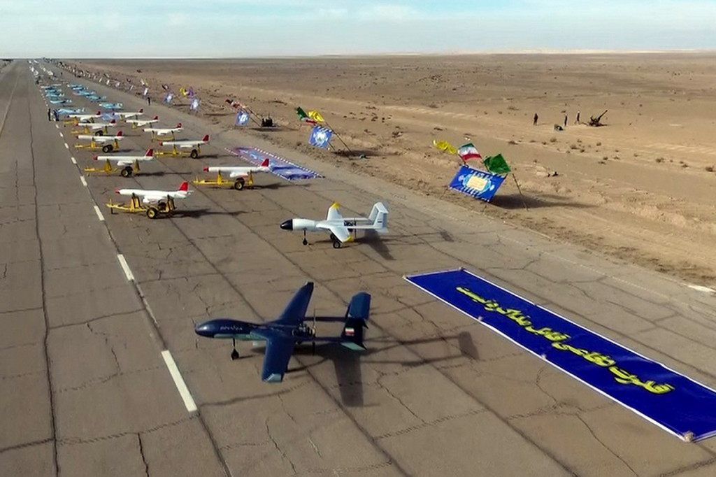 Tampak dari ratusan drone yang dipamerkan, ada “drone bunuh diri” yang akan digunakan dalam skenario tempur udara-ke-udara dan udara-ke-darat.