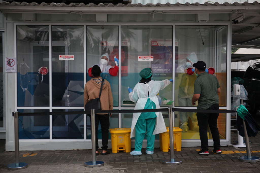 Warga menjalani tes usap atau swab test di Genomik Solidaritas Indonesia Laboratorium, Jakarta.
