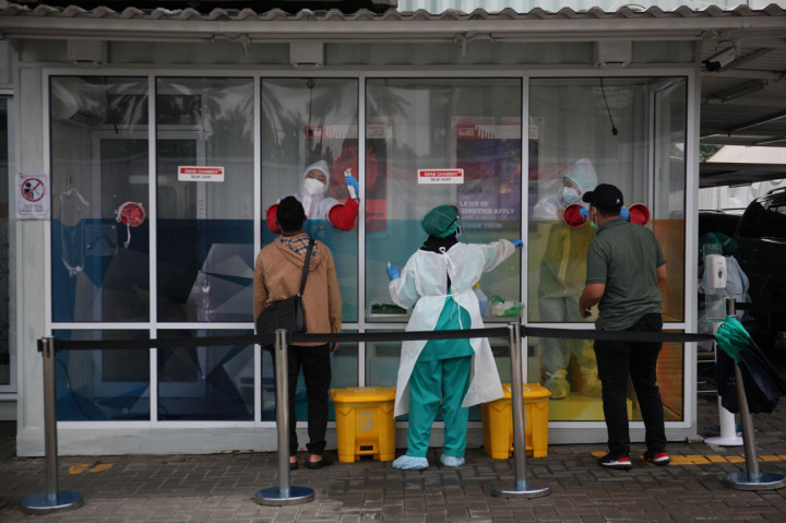 Warga menjalani tes usap atau swab test di Genomik Solidaritas Indonesia Laboratorium, Jakarta.
