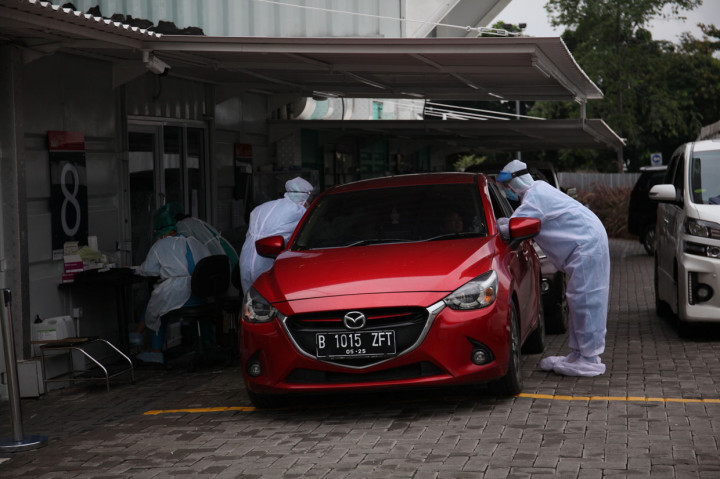 Dengan penambahan kasus baru tersebut, Dinkes DKI mencatat saat ini ada 15.376 kasus aktif Covid-19 di Jakarta. Para pasien Covid-19 ini dirawat di rumah sakit maupun menjalani isolasi mandiri.