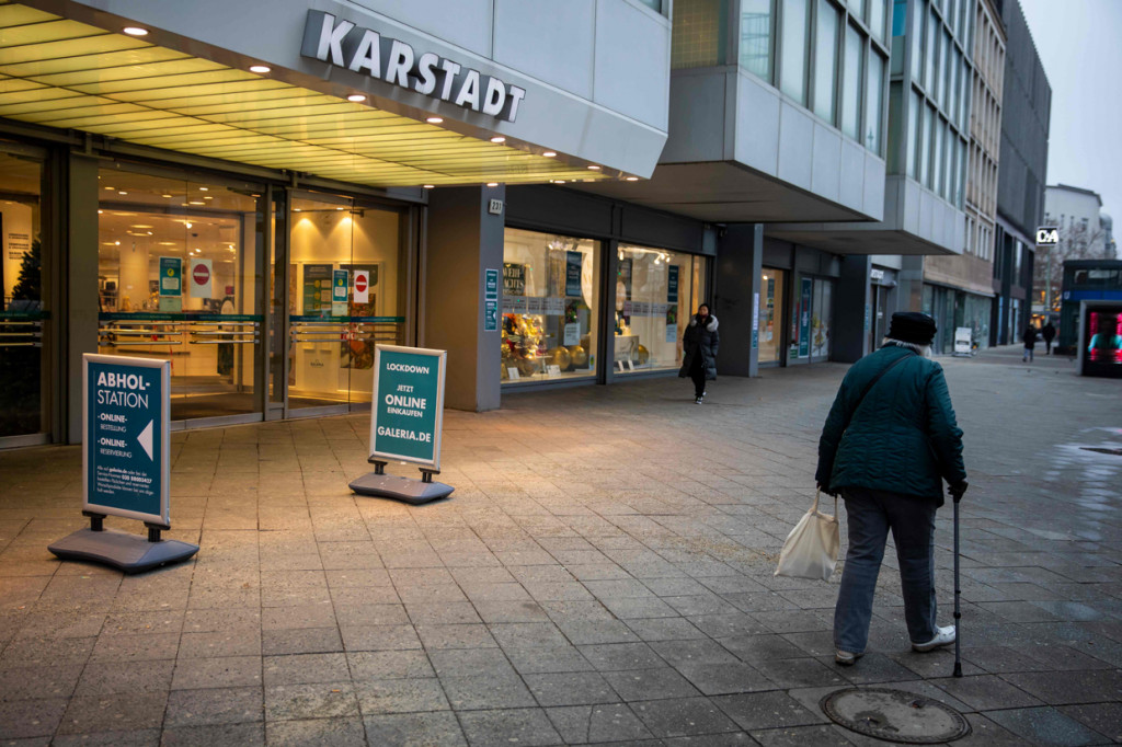 Selama lockdown, hanya toko-toko tertentu seperti supermarket dan apotek yang diperbolehkan beroperasi, sementara bank masih diizinkan buka hingga 16 Desember. Untuk salon rambut dan kecantikan, studio tato, hingga sekolah diwajibkan tutup. AFP Photo/Odd Andersen
