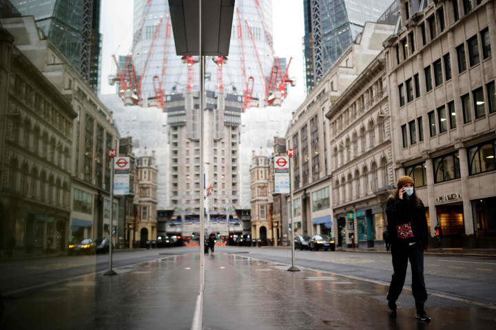 Setelah meluncurkan vaksin virus Korona Oxford-AstraZeneca, Inggris akan segera menerapkan kebijakan lockdown lagi. AFP Photo/Tolga Akmen