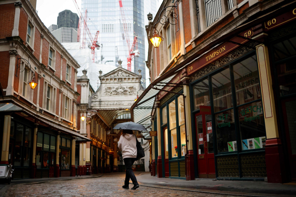 Berdasarkan keputusan yang diumumkan tersebut, seluruh wilayah Inggris akan ditutup atau lockdown mulai Rabu, 6 Januari 2021. AFP Photo/Tolga Akmen
