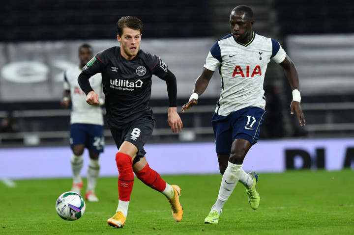  

Brentford yang sama-sama klub kota London untuk pertama kalinya bermain pada laga semifinal kompetisi besarnya, mengawali laga dengan cemerlang.