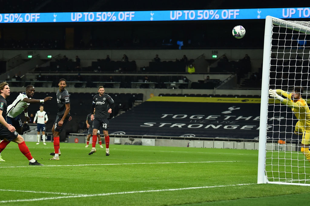 Namun mereka kebobolan saat laga memasuki menit ke-12 lewat tandukan Moussa Sissoko yang menyambut umpan silang sempurna Sergio Reguilon dari sisi kiri lapangan.